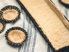 Kruche ciasto do szarlotki zagniatam z trzech składników. Nie ma w nim ani mąki, ani cukru