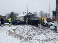 BMW uderzyło w busa po czołówce z Toyotą! Groźny poranek na DK25 w Główiewie