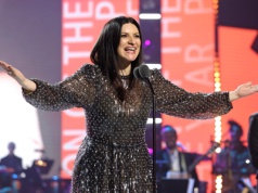 Śpiewa w dwunastu językach, dzieli Włochów i wzrusza miliony. Kim jest Laura Pausini?