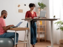 Biurko elektryczne vs klasyczne – komfort, zdrowie i styl, które czuć każdego dnia