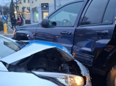 Pościg za pijanymi złodziejami w Krapkowicach. Policja taranuje Jeepa