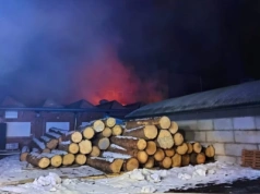 Pożar stolarni w Gryfowie Śląskim. Na miejscu liczne zastępy straży pożarnej