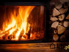 Ten sposób palenia zmniejsza ilość popiołu nawet o połowę. Szyba też jest czystsza