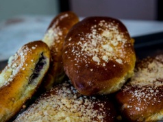 Nie rób chlebka. Te bułeczki z bananów i czekolady pokocha każde dziecko