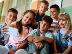 Konsultacje ws. telefonów w szkołach były pozorne? „Całkowity zakaz budzi wątpliwości ekspertów”