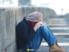 Mają po 18 lat i zostali na bruku. "Mama śmieje się ze mnie, że jestem bezdomna"