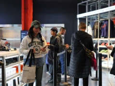 Częściej zwalniali białych pracowników? Ruszyło śledztwo ws. giganta