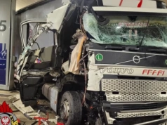 Ciężarówka staranowała stację paliw, z lawety spadły samochody. Marznące opady paraliżują drogi