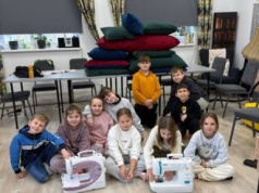 "Kropla drąży skałę!" - najmłodsi mieszkańcy gminy Łubianka uszyli posłania dla bezpańskich psów