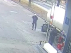 Mężczyzna zaczął mierzyć do policjanta. Drugi funkcjonariusz zaszedł go od tyłu