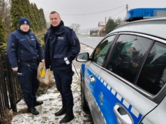 Policjanci przyłapani na gorącym uczynku. Cicha pomoc, która mówi więcej niż tysiąc słów