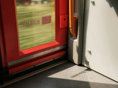 Brutalny atak imigranta na konduktora pociągu! Mężczyzna nie przeżył