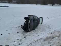 Auto wpadło do zamarzniętego kanału w Hrubieszowie. Interweniowały służby ratunkowe