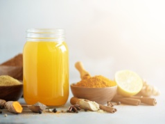 Nalewka z kurkumy to silny środek przeciwzapalny. Użyj przyprawy suszonej lub świeżej. Przepis i właściwości leczniczego przetworu