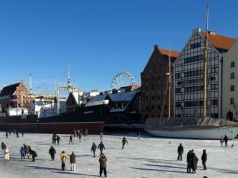 Zamarznięta Motława i miejscami Zatoka Gdańska. Służby apelują o rozsądek – to nie lodowisko