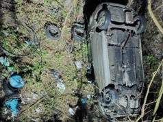 Auto wypadło z mostu. Kierowca cudem przeżył