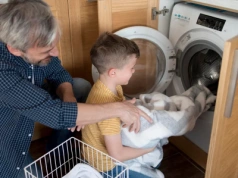 Wlej pół szklanki do pralki, a koc po praniu będzie miękki jak nowy. Ten trik ratuje nawet stare koce