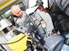 Tankujesz, płacisz i odjeżdżasz. A czy wiesz, gdzie trafiają twoje pieniądze?