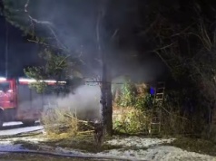 Pożar drewnianego budynku w Radomsku. Jedna osoba nie żyje!