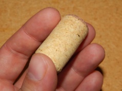 Nigdy nie wyrzucam go po wypiciu. Tnę w plasterki, przyklejam i mam spokój na lata