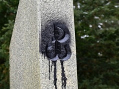 Pomnik AK pomazany czarną farbą. Sprawca nie będzie poszukiwany