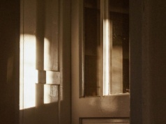 Dlaczego powinieneś zamykać drzwi do sypialni na noc?