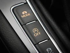 Ten przycisk z napisem OFF kierowcy wciąż źle rozumieją. A różnica jest kluczowa