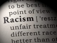 Gigant sportowy dyskryminował białych pracowników, nielegalnie uzależniał premie od rasy. Śledztwo i wniosek