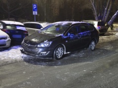 Pijany 18-latek szalał Oplem po osiedlu. Uszkodził trzy zaparkowane samochody