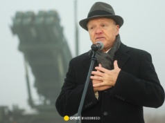 Sytuacja bez precedensu. Ambasador USA odpowiedział na wpis internauty. "Mamy zabrać żołnierzy?"