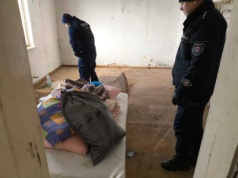 Leżał na podłodze przykryty starym dywanem. Los człowieka nie pozostał obojętny policjantom z Damasławka