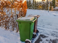 Kiedy gmina może dopłacić do wywozu odpadów? Nie musi czekać na budżet