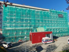 Termomodernizacja i malowanie elewacji. Trwa ważny remont sądeckiego szpitala