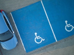 Przez taki absurd odholowują auta osobom z niepełnosprawnościami? RPO reaguje