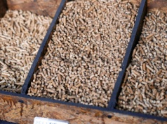 Sprzedaż na zapisy i po kilka worków. W Polsce zabrakło pelletu. Trzeba czekać nawet do marca