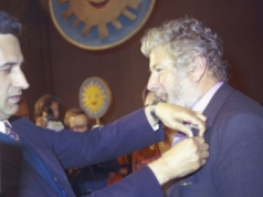 Historia jednej fotografii z Bazy Zdjęć PAP: Order Uśmiechu, najweselsze odznaczenie świata