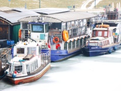 Zamarznięta Wisła w Krakowie. Statki uwięzione w lodzie