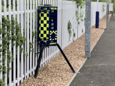 Tajemnicza "beczułka" przy drodze. Na jej widok kierowcy panikują