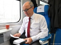 Demokraci z USA dołączyli do sporu Rose kontra Czarzasty. Nie hamowali się