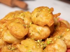 Przyjemnie chrupią i są puszyste w środku. Przetestuj grecki patent na pączki