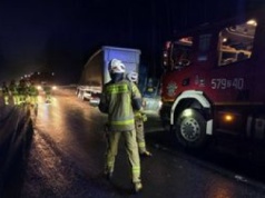 DK 22. Ciężarówka wpadła do rowu. Trudne warunki na drodze