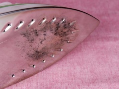 Za ten trik należy się medal. Spalenizna z żelazka schodzi jak ręką odjął