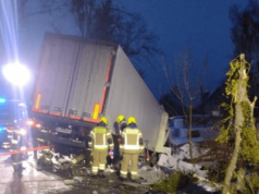 Uderzył w drzewo. Droga jest całkowicie zablokowana. Utrudnienia przez kilka godzin. Na miejscu służby