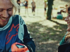 Pierwsza miłość wraca jak bumerang. Filmowy promień słońca w zimne dni