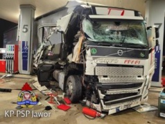 Prosty manewr skończył się poważnymi uszkodzeniami. Wszystko przez gołoledź