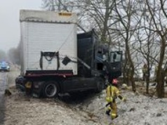 Wypadek ciężarówki na DK 11. Utrudnienia w rejonie Kierzkowic