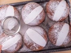 Pojawiły się w polskich cukierniach przed tłustym czwartkiem. Daleko im do rzymskiego klasyka