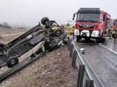 Interwencja służb na S5. Auto przebiło bariery i zawisło na skarpie