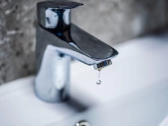 Awaria sieci wodociągowej w Chojnicach. Braki w dostawie wody na dwóch ulicach