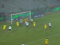 Pogromcy Legii wypuścili wygraną z rąk. Niewiarygodna seria błędów